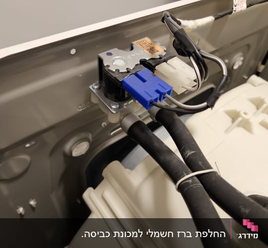 חיבורים חשמליים וכבלים בתוך מכשיר חשמלי
